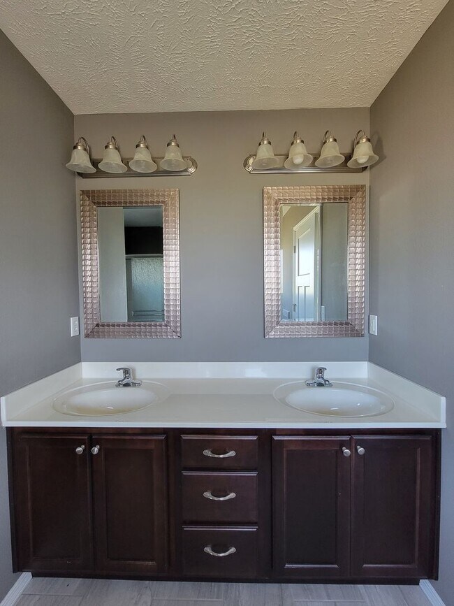 Building Photo - Beautiful & Spacious 3 Bedroom, 2 Bathroom...