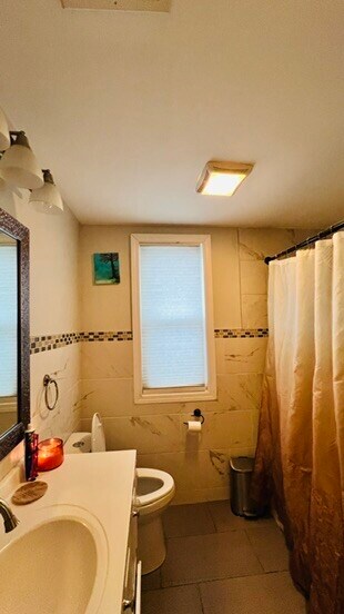 Main level bathroom with bathtub - 76 Eleanor St