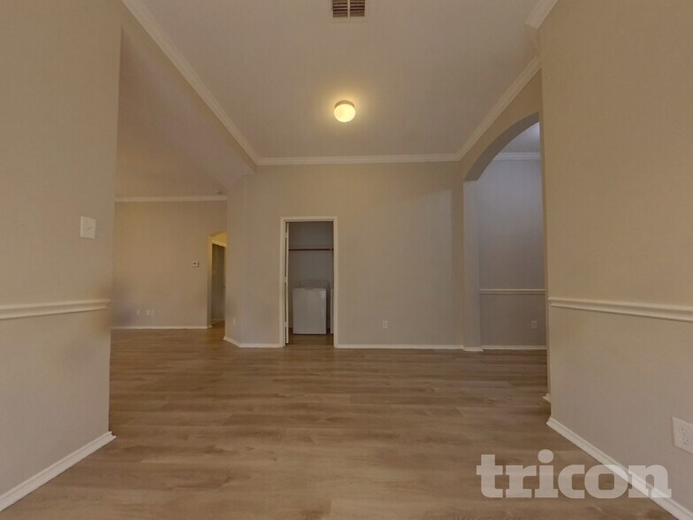 Building Photo - 6141 Tilapia Dr