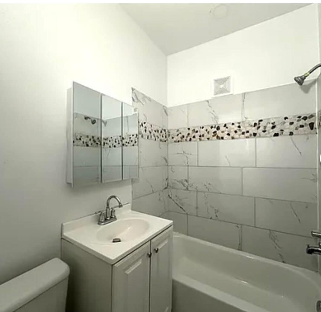 Building Photo - 1321 W Estes Ave