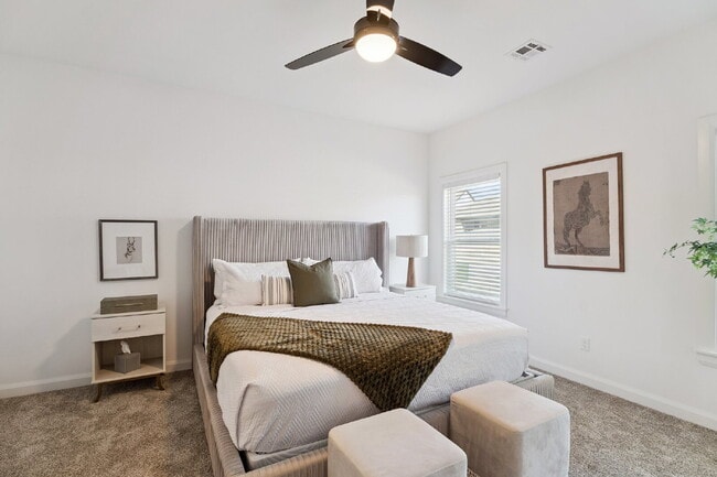 Building Photo - Fully Furnished 4 Bedroom + Bonus Room