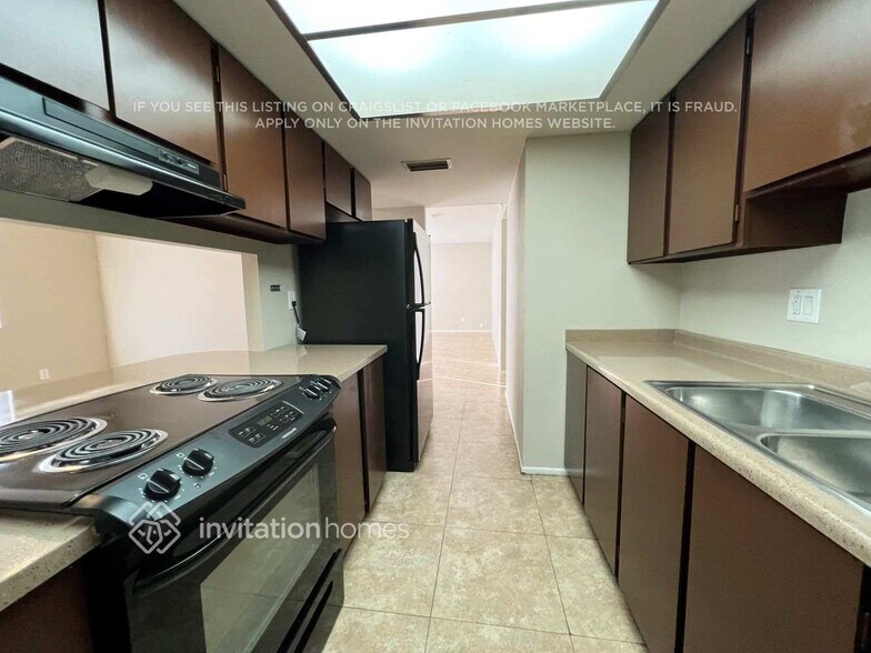 Building Photo - 5414 W Wilshire Dr