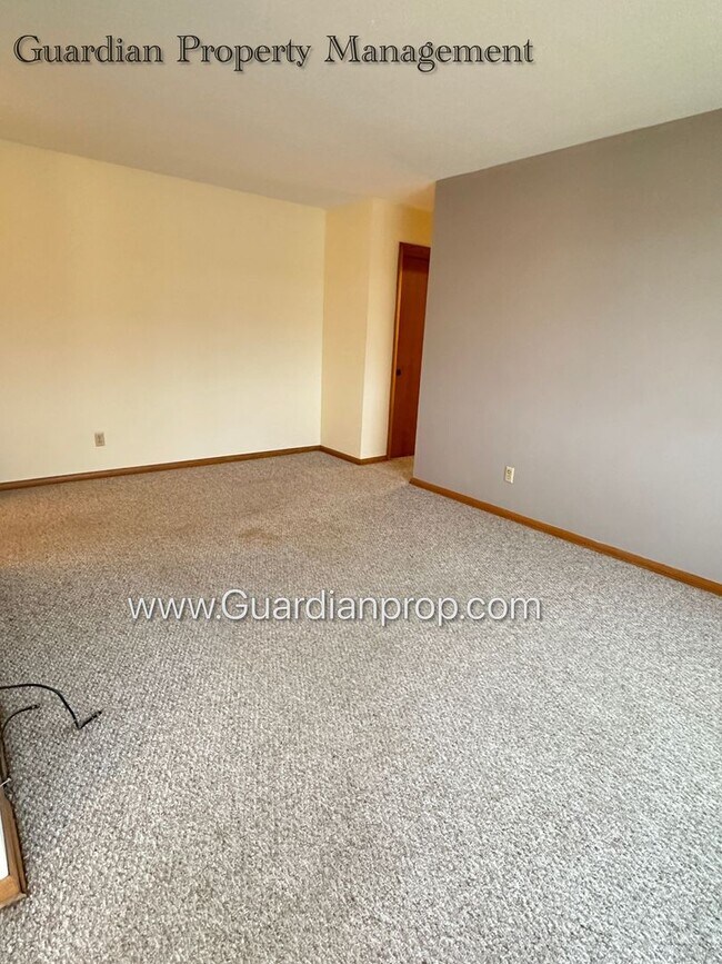 Building Photo - Richfield Second Level Apartment, Heat Pai...