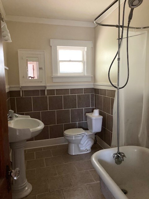 Bathroom. - 1301 SW Clay St