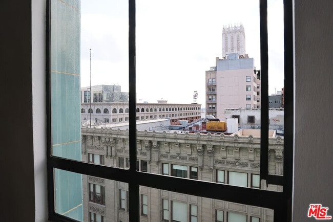 Building Photo - 849 S Broadway