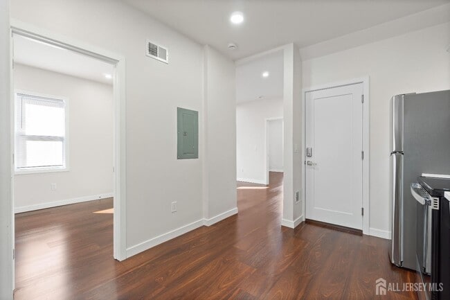 Building Photo - 826 George St