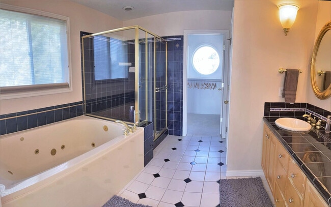 Building Photo - 2009 Sweetbriar Ln