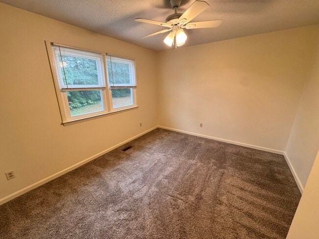 Building Photo - Adorable 2 bed 1 bath townhome! Short Dist...