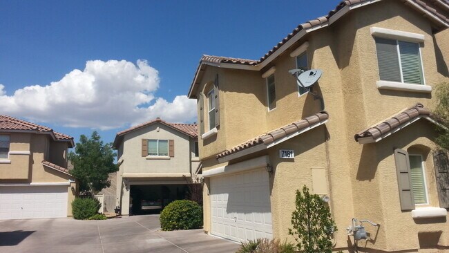 Building Photo - Beautiful SW 4 bedroom home with 2 car garage!