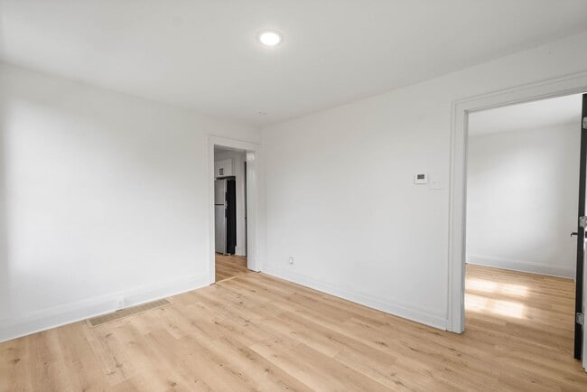 Building Photo - AVAILABLE MID-OCTOBER! FULLY RENOVATED 1-b...