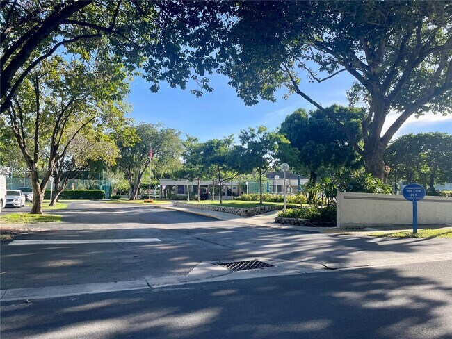 Building Photo - 702 Gardens Dr
