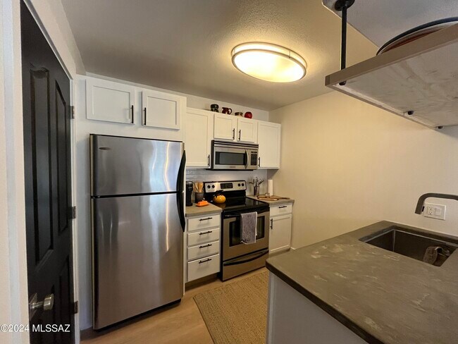 Building Photo - 5751 N Kolb Rd
