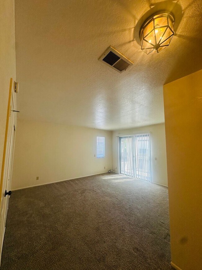 Building Photo - 1314 W Apricot Ave