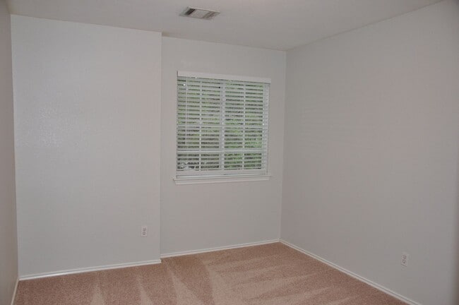 Building Photo - 4 Bedroom 2.5 Bath in Block House Creek