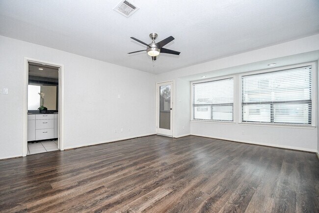 Building Photo - 1116 Bering Dr