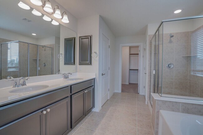 Building Photo - 14005 Hedera Dr