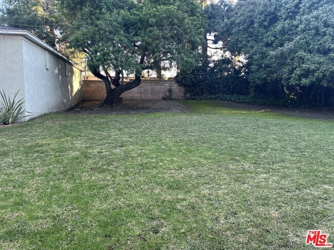 Building Photo - 626 E Fairview Blvd