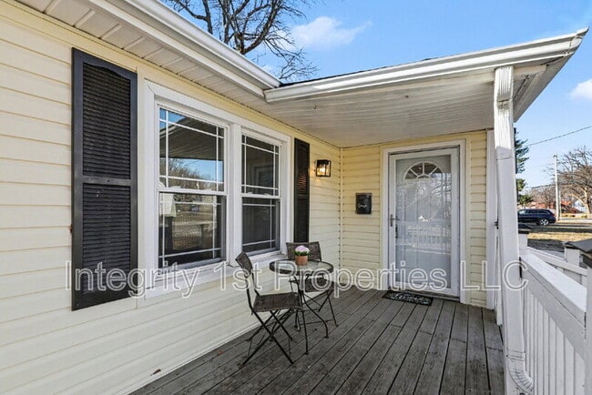 Building Photo - 211 SE 7th St