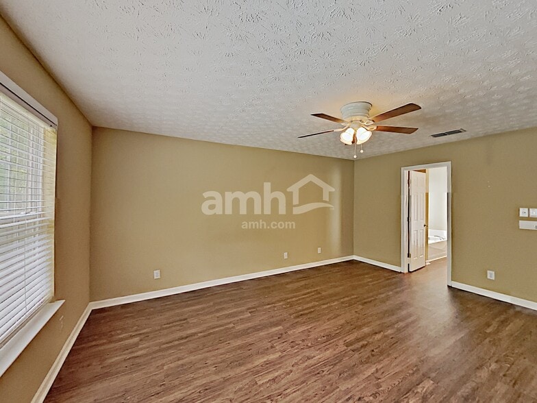 Building Photo - 517 Lazy River Ln