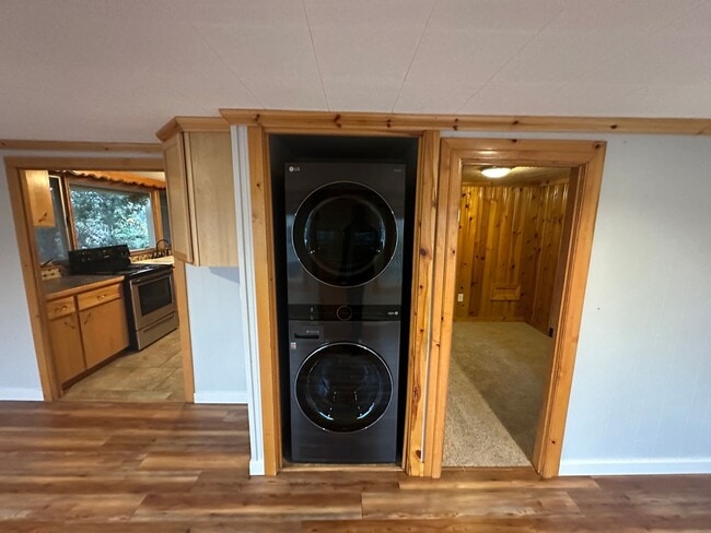 Building Photo - Beautiful Manitou Home With Sweeping Mount...