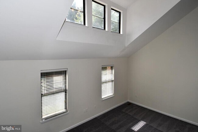 Building Photo - 5175 King Charles Way