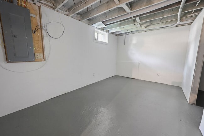 Building Photo - 4 Bedroom House for Rent