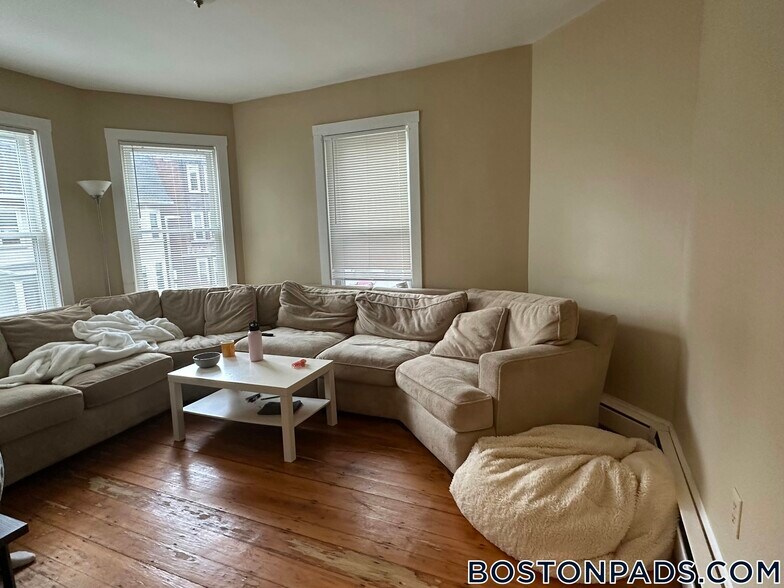 Building Photo - 44 Hillside St