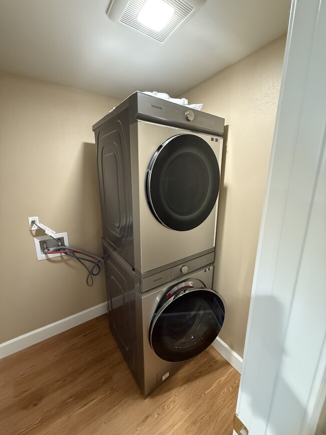 Building Photo - 1101 Rock Creek Way