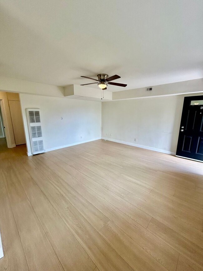 Building Photo - Spacious 2 Bed / 1 Bath Apartment in the Heart of South Park!