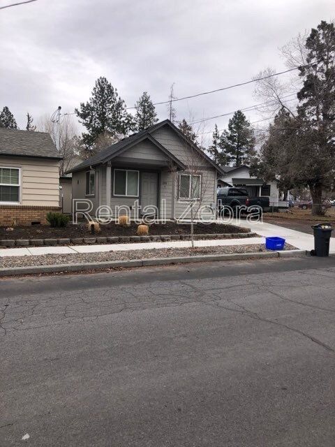 Building Photo - 208 SE 4th St