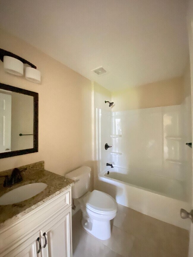 Building Photo - Desirable SW Ocala Neighborhood- 3/2/2 **W...
