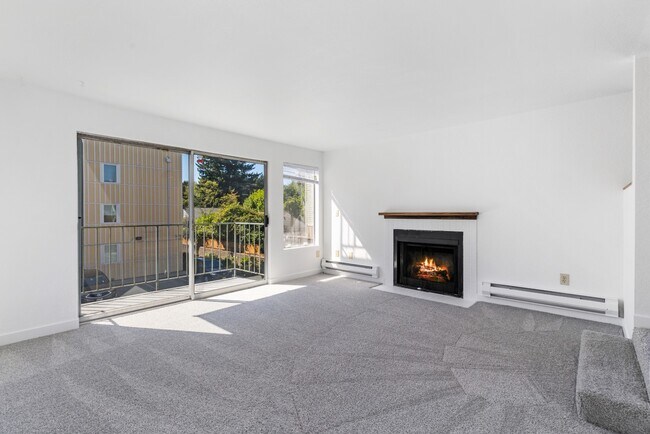 Building Photo - Spacious 1 Bedroom Apartment w/ Parking in...