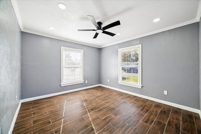 Building Photo - 1900 Oregon St