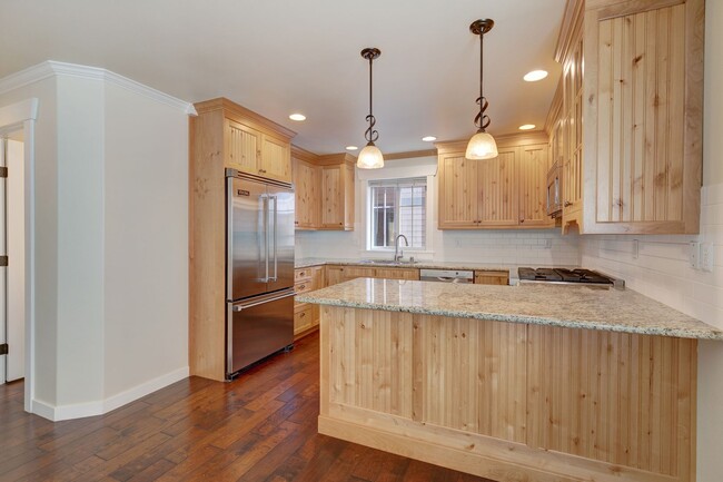 Building Photo - Charming Seattle Townhome with Garage Available Now! A/C included!