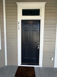 Building Photo - MOVE IN READY