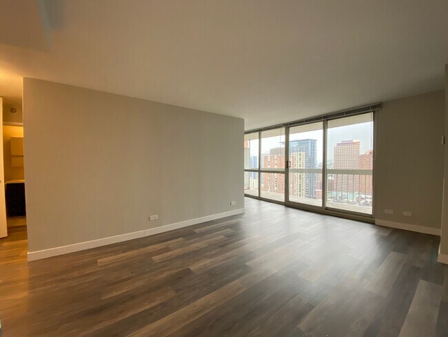 Building Photo - 13 E Delaware Pl