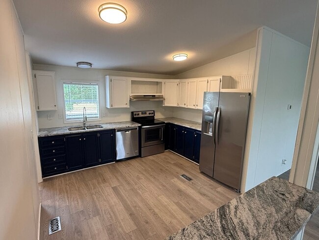 Building Photo - Charming 3 bed 2 bath on 1 acre lot