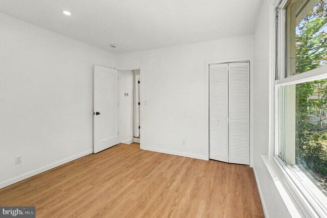 Building Photo - 3033 Barclay St