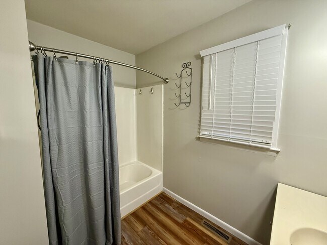 Building Photo - 117 Holly Ave