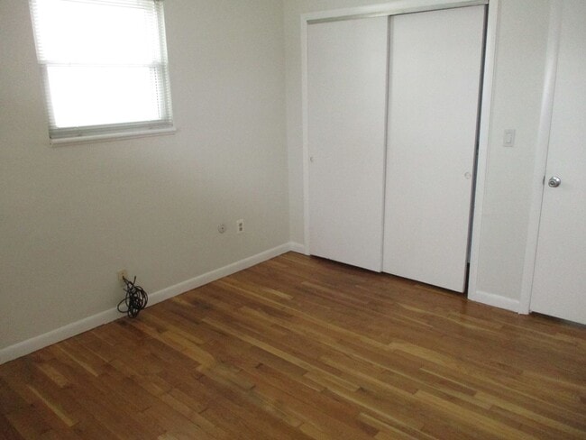 Building Photo - 3 Bedroom/1.5 Bath Brick Ranch In Miamisburg