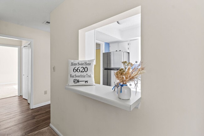 Building Photo - Sweetbriar Home