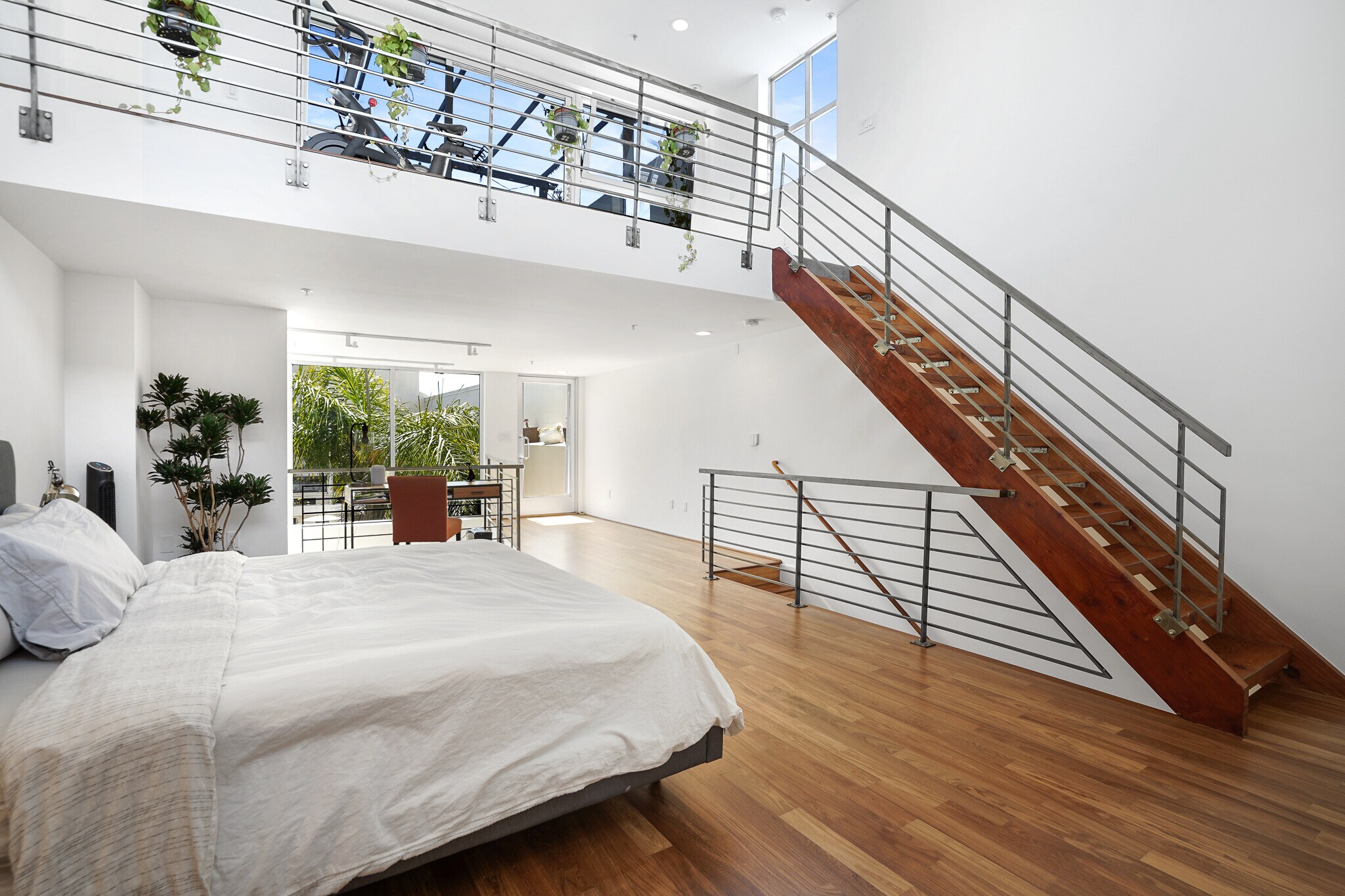 Master Bedroom with Loft - 712 Bryant St