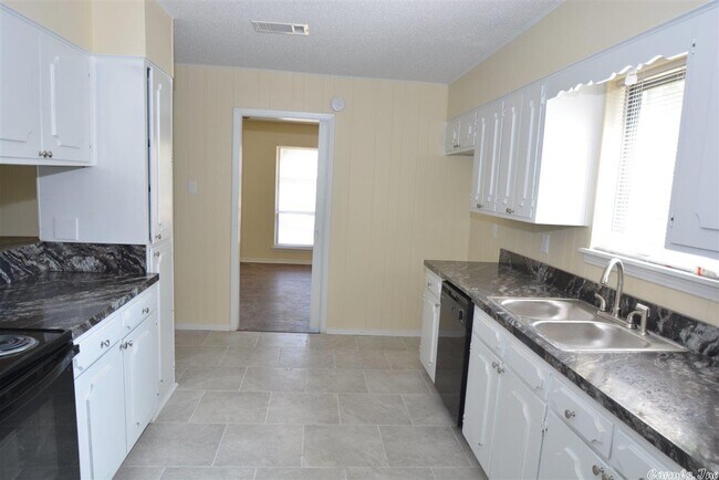 Building Photo - 9412 Warren Dr