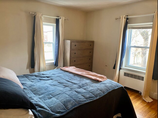 Building Photo - Nice 2 bed unit in the heart of Oak Square with free parking!