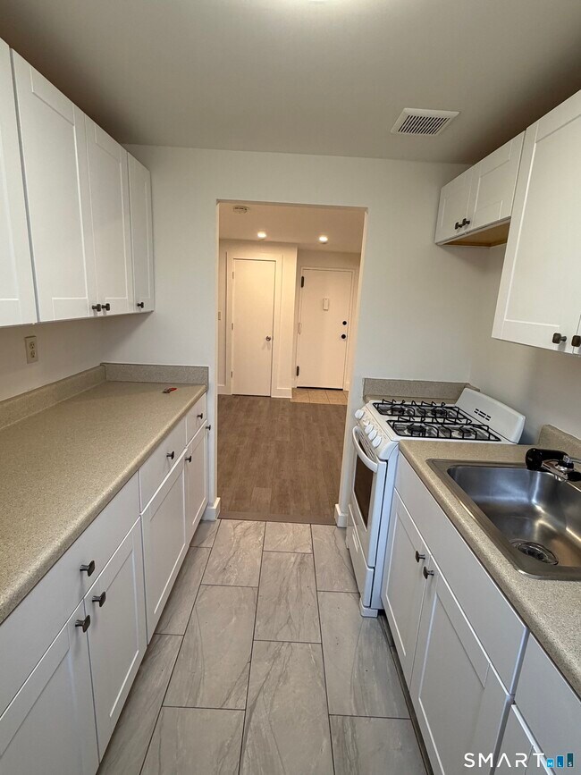 Building Photo - 70 Farmington Ave