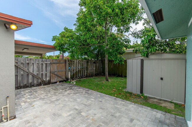 Building Photo - 2831 N Seacrest Blvd