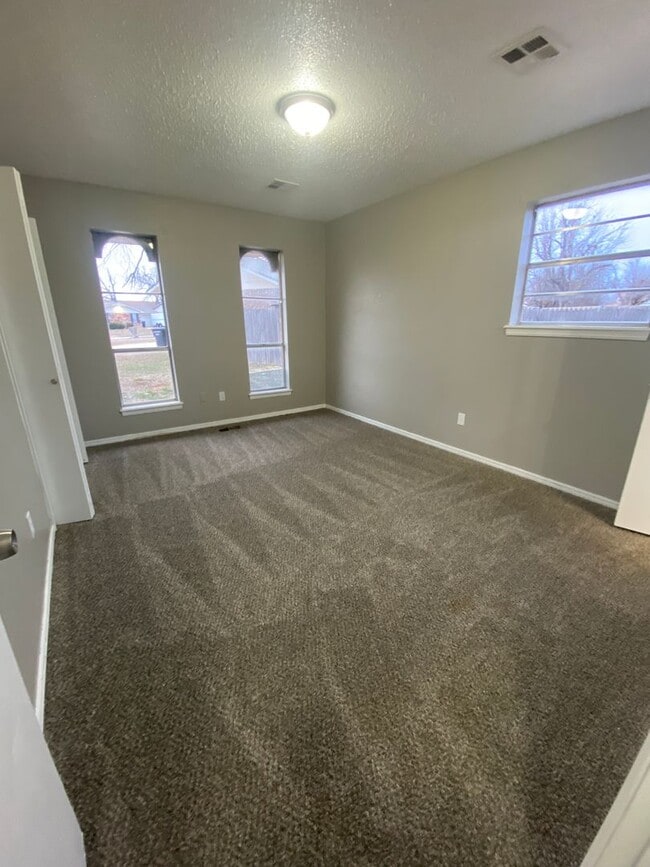 Building Photo - Cute 4 Bedroom Home