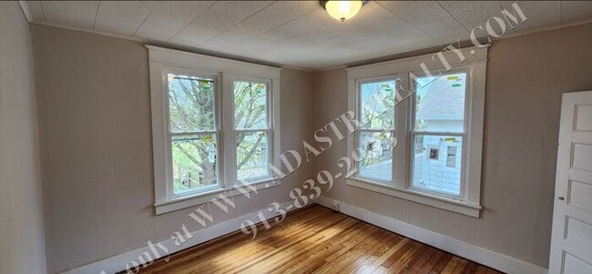 Building Photo - Large 2-story 4 Bed 1.5 Bath Home in Leave...