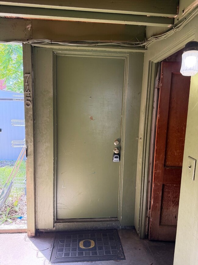 Building Photo - 1 bedroom, 1 bath duplex in Springfield!