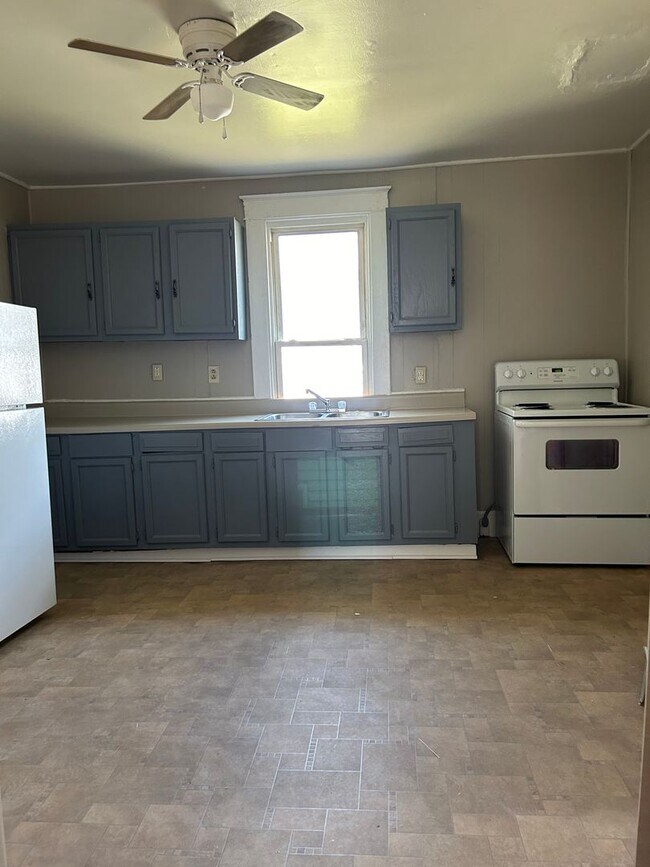 Building Photo - Modern Home in Central Location